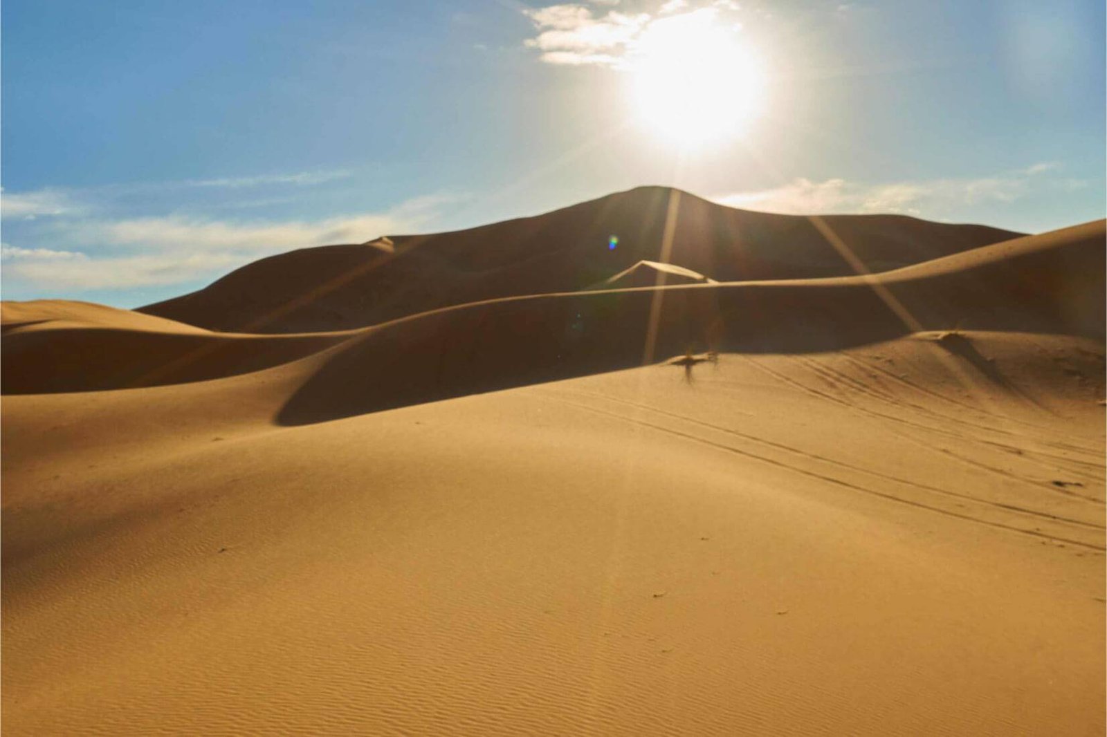 sand-dunes-and-blue-sky-with-sun-4UHXYUJ